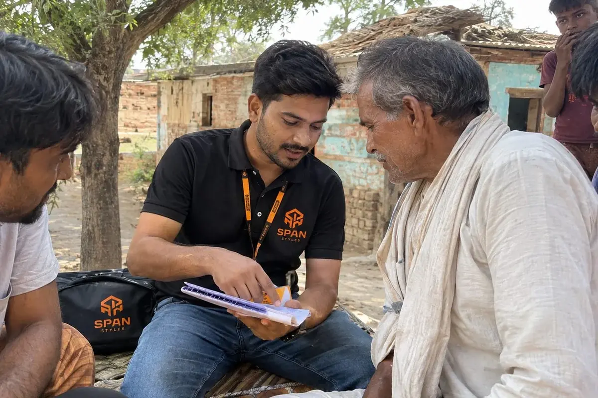 A Span Styles surveyor going through the subsidy paperwork with a customer